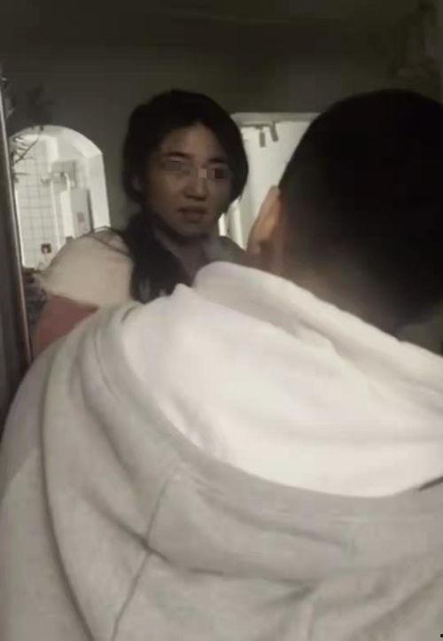 吃瓜男子亲女友视频,引发网友热议