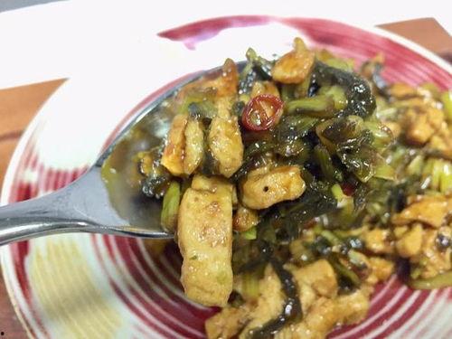 外国女吃酸辣瓜视频,外国美女的味蕾冒险之旅