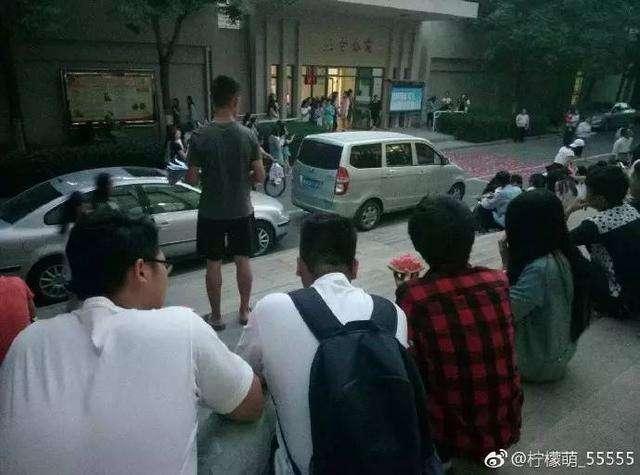 吃瓜群众抢镜成功视频,视频走红网络