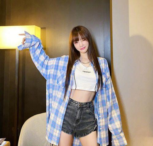 美女旅游吃田瓜视频