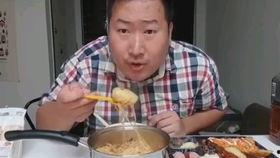大叔吃拉瓜面馒头视频播放,视频播放引网友热议