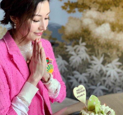 李嘉欣吃瓜视频