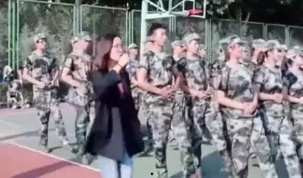 军训女酒吧吃瓜原视频,揭秘军营之外的青春风采