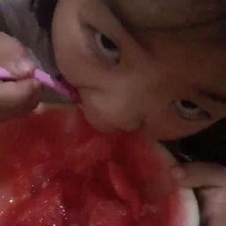 两个宝宝吃瓜视频,双宝共赏夏日清凉瓜趣
